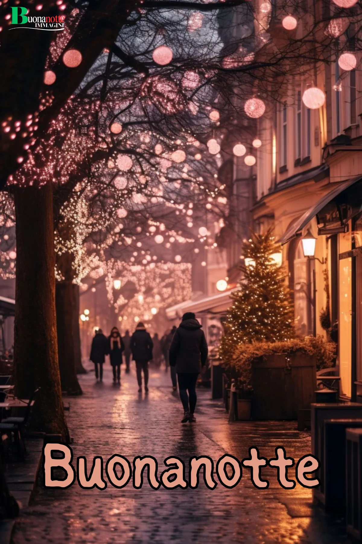Strada serale con luci natalizie e passanti nuovissimo buonanotte immagini recenti