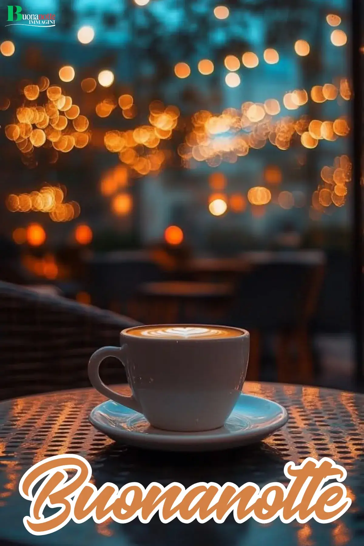 Tazza di cappuccino su tavolino con luci sfocate serali immagine buonanotte