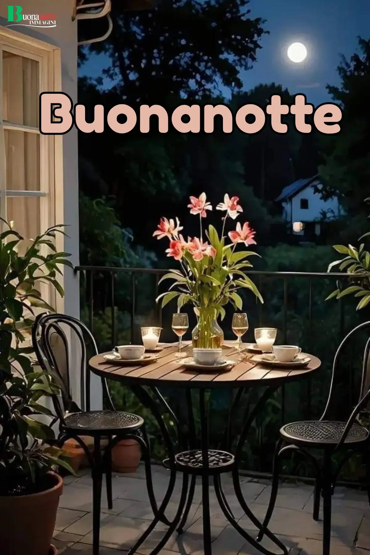 Balcone romantico con tavolino apparecchiato e luna piena immagine buonanotte